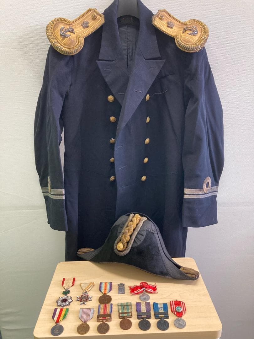 うぶ物 希少 大日本帝国海軍 大礼服 大礼帽 肩章 勲章各種