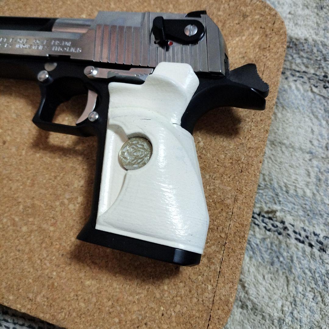 マルイ純正デザートイーグルリアルデザイン ツートンカスタムグリップ付き。