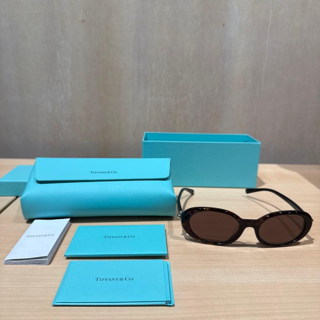 日本完売！　Tiffany & Co. オーバル型サングラス