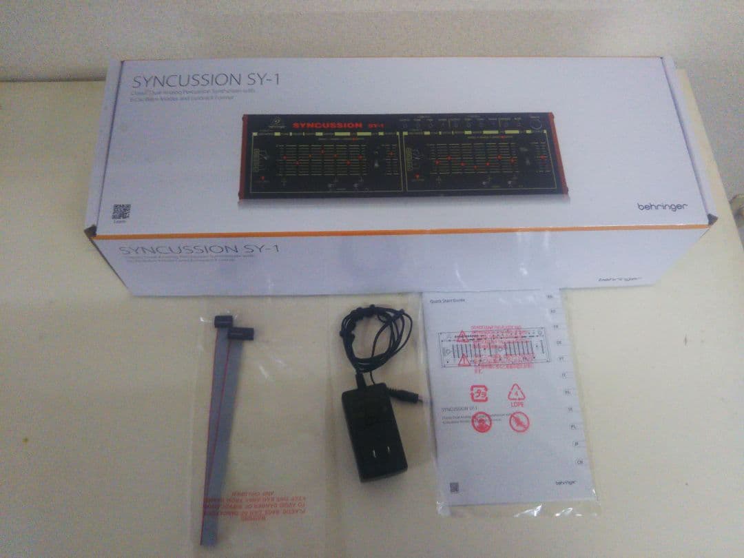 鍵盤楽器 Behringer SYNCUSSION SY-1