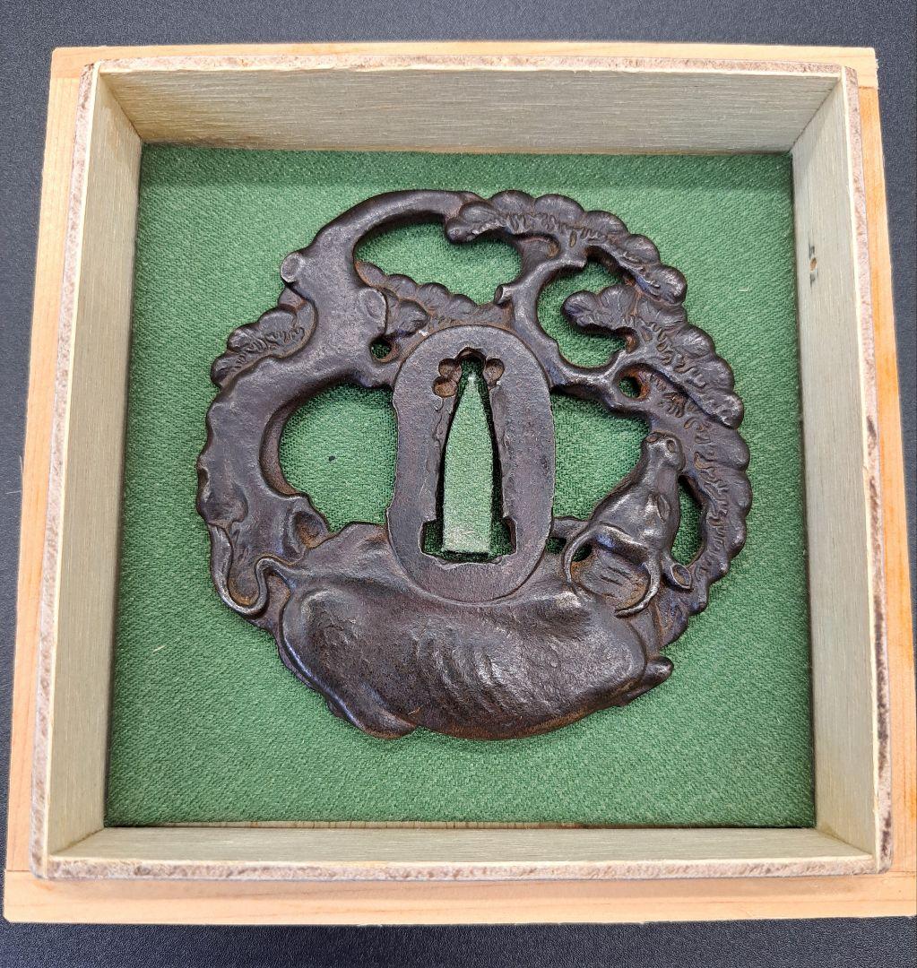 名品鉄地牛に老松図鍔 鐔 日本刀 刀 刀装具 時代物 真剣 居合い 古美術 侍
