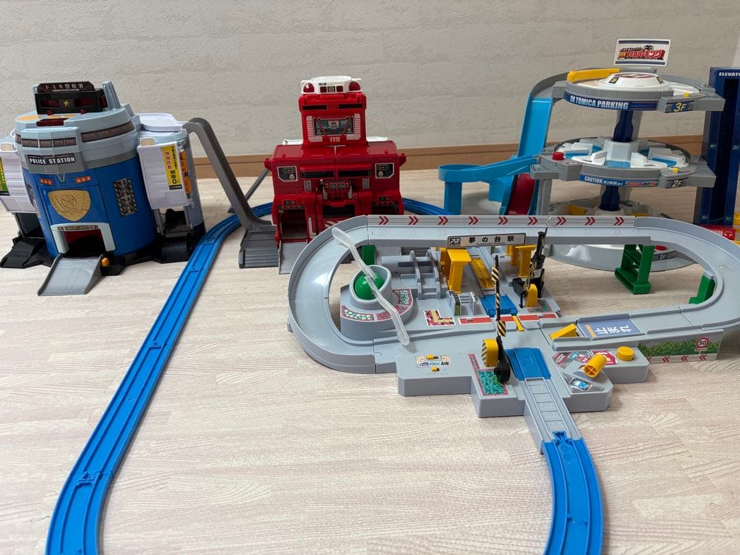 【お値打ち】トミカ ぐるぐるシュート!! DXトミカパーキング他　4点セット販売