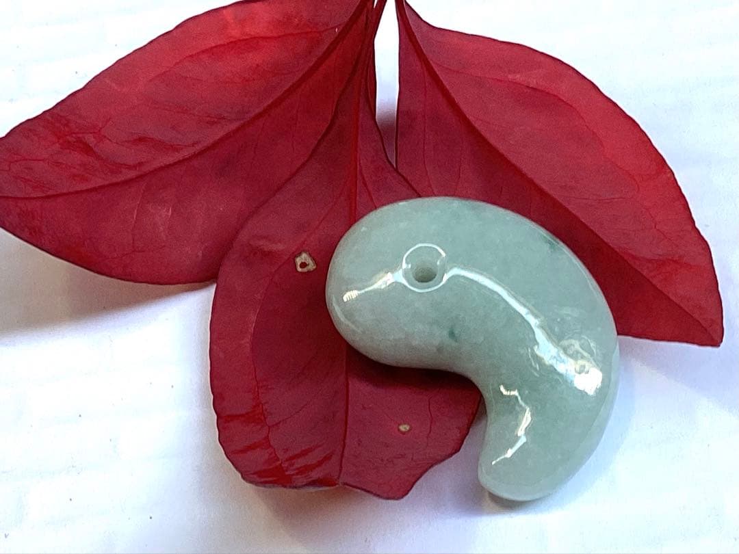 ✳特選 アイスジェダイト 糸魚川翡翠勾玉premiumシリーズ 運気呼び込む‼️