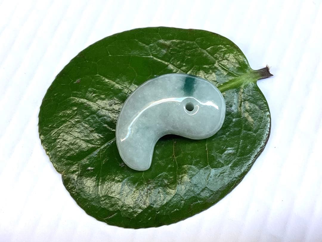 ✳特選 アイスジェダイト 糸魚川翡翠勾玉premiumシリーズ 運気呼び込む‼️