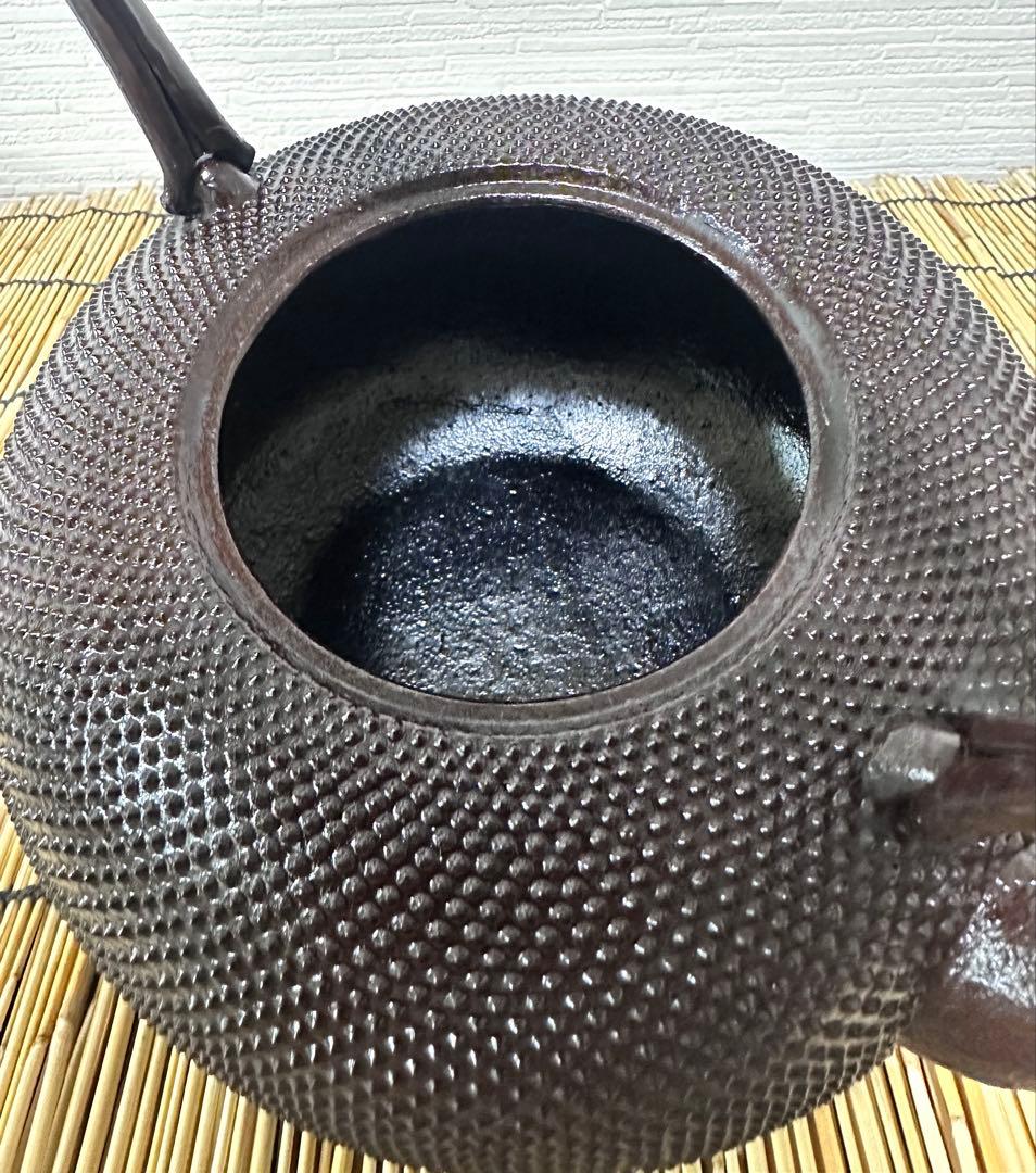 未使用品、供箱付　南部喜州 (及川 喜徳)造　鍛治打袋鉉　１８型　南部鉄瓶