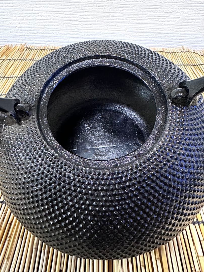 未使用品　南部及春鋳造　名工金秀造　捻鉉算盤形アラレ南部鉄瓶　南部鉄器　鉄瓶