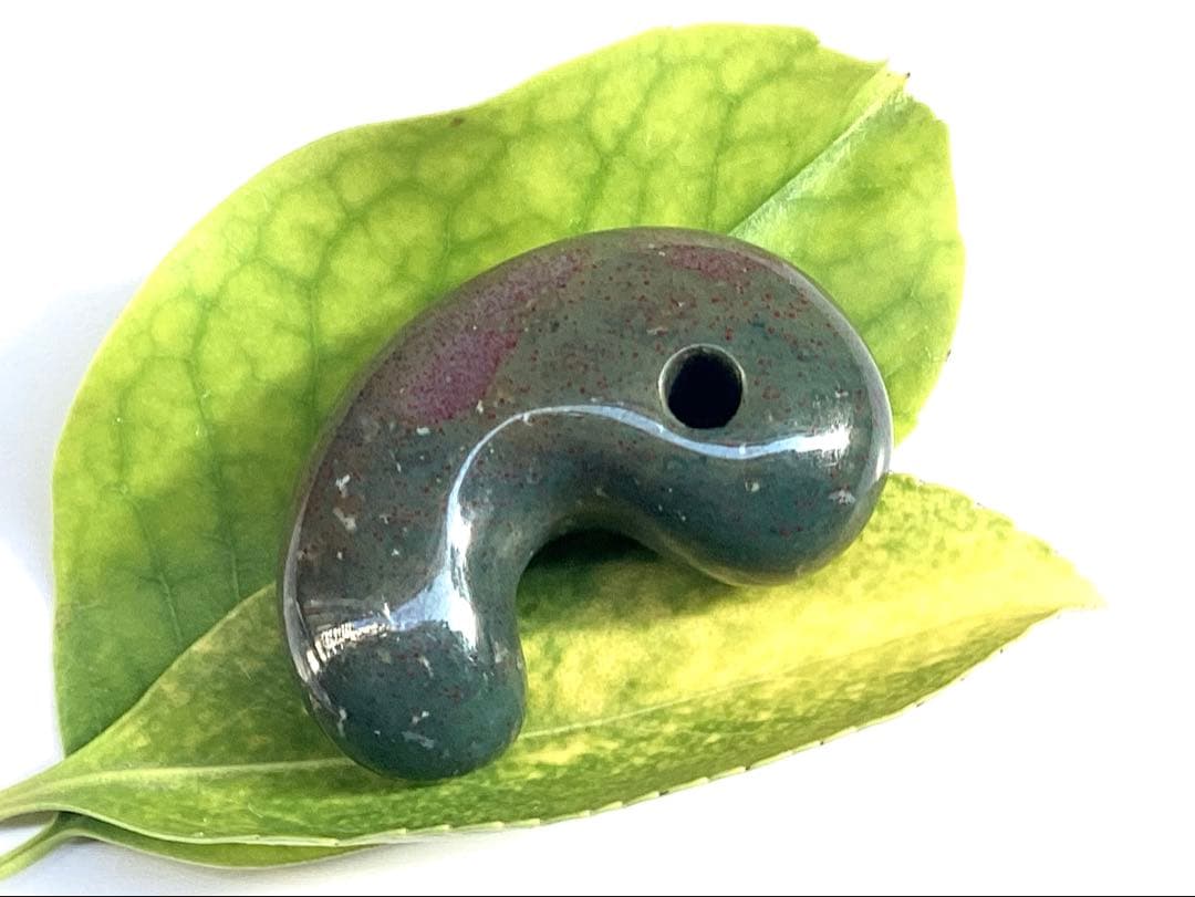 ✳20万円以上の品　赤斑文点入り1点物　出雲青緑【碧玉】勾玉　鑑別書付き半額以下