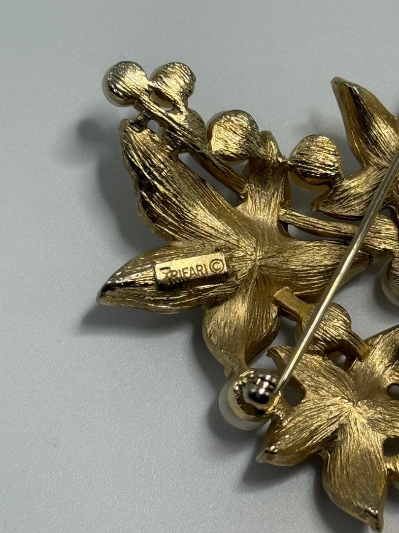 lotuscloud 2534⭐️TRIFARI トリファリヴィンテージブローチ