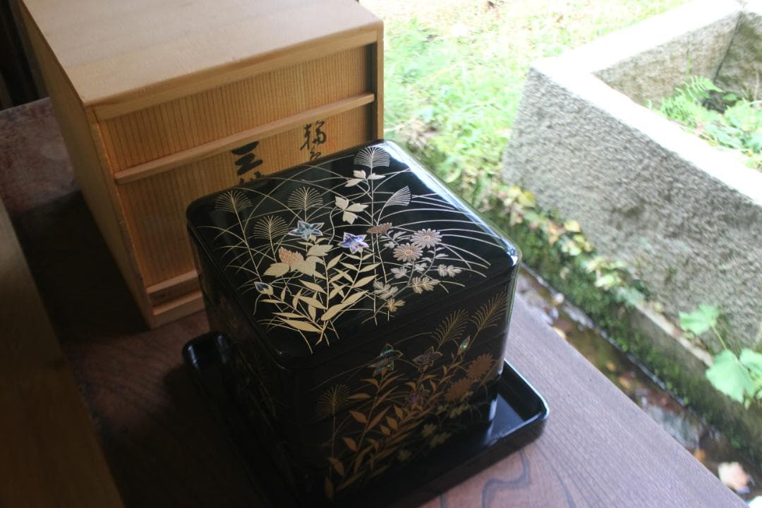 極小保管傷のみ！上質内朱黒漆に極上秋草螺鈿蒔絵の輪島塗台付三段重（検重箱お重