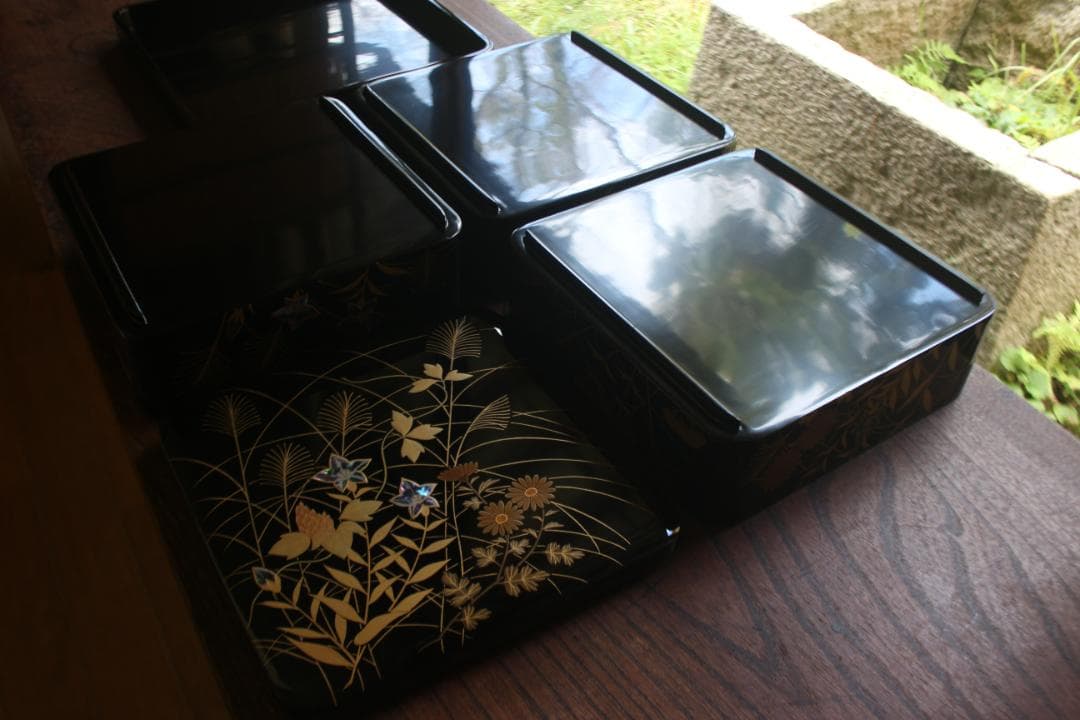 極小保管傷のみ！上質内朱黒漆に極上秋草螺鈿蒔絵の輪島塗台付三段重（検重箱お重