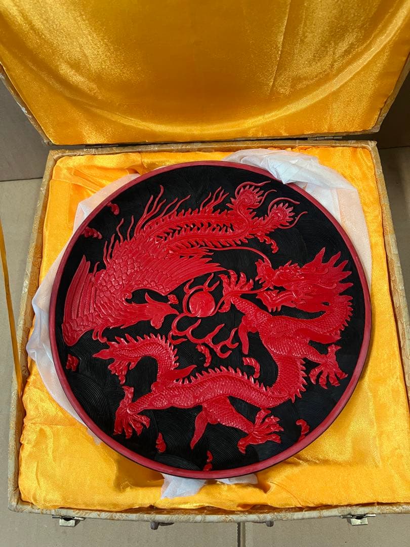 赤い漆器 龍と花の彫刻　皿　オブジェ　中国