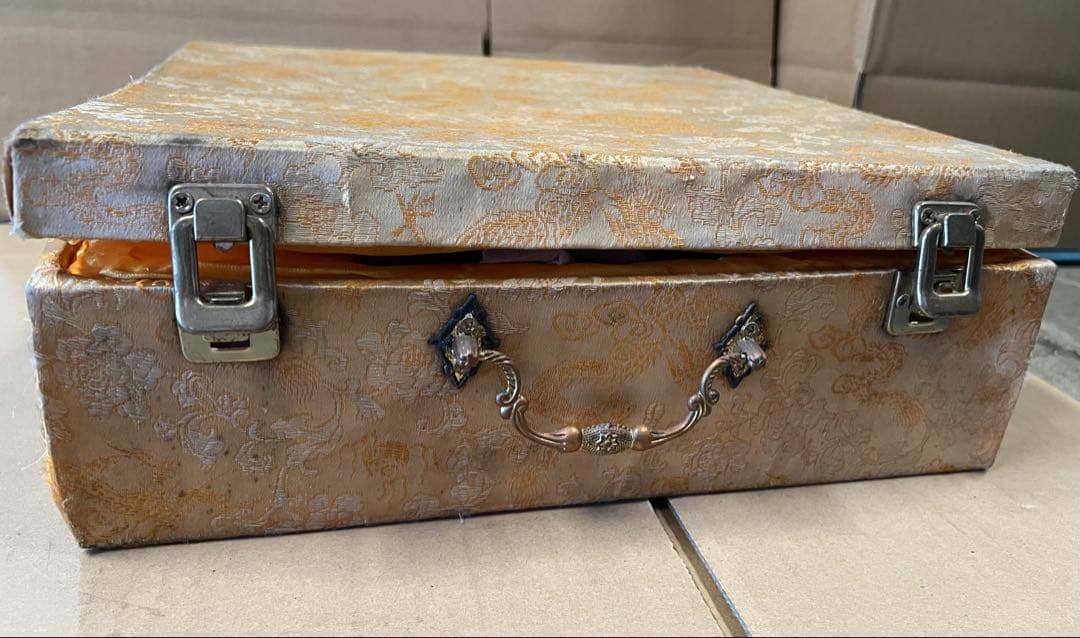 赤い漆器 龍と花の彫刻　皿　オブジェ　中国