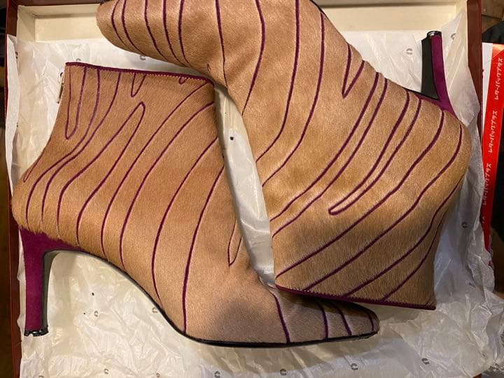 ミ*イ様 フェラガモ　ベージュ&フューシャピンクショートブーツ(実家保管品)