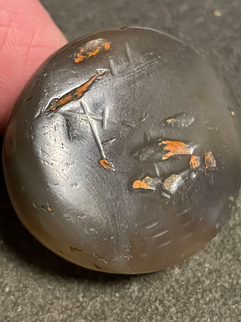 縄文期 津軽錦瑪瑙線刻垂飾珠　線刻 石肌に遺朱　出土品