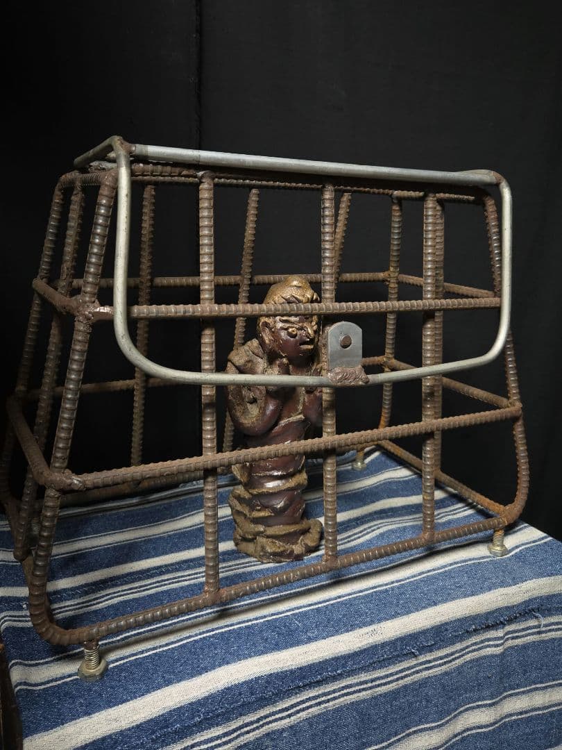 鉄製のかごの上部的な何かオブジェ囲みにインテリア骨董市