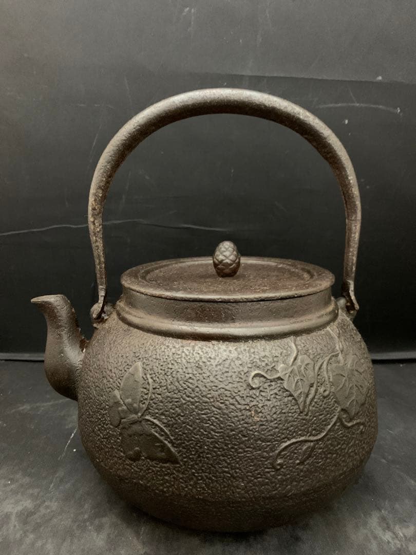 南部鉄瓶　葡萄蝶図　鉄瓶　茶道具　約2.3リットル