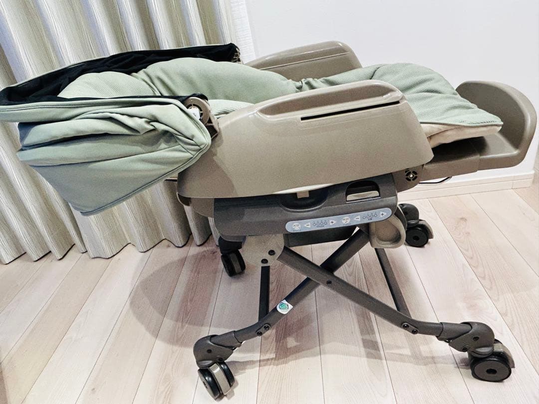 《美品》コンビ　ネムリラ コードレス AUTO SWING 【替えシート付】