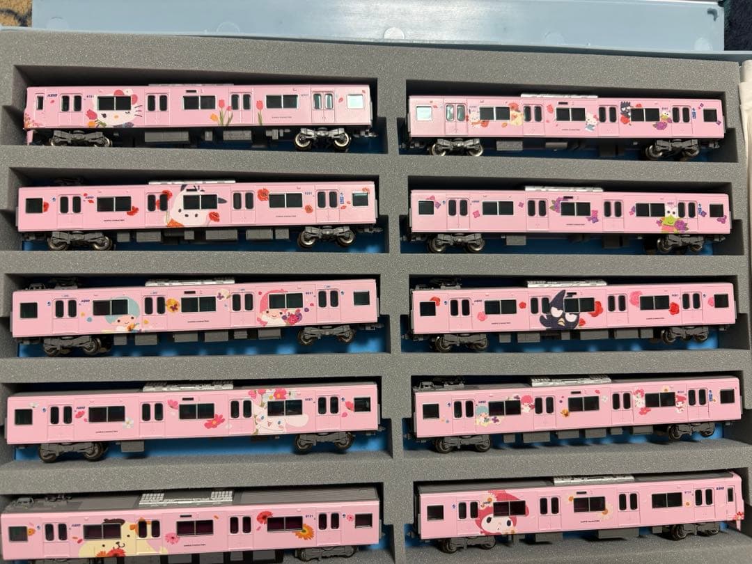 京王9000系サンリオキャラクターズフルラッピングトレイン10両セット