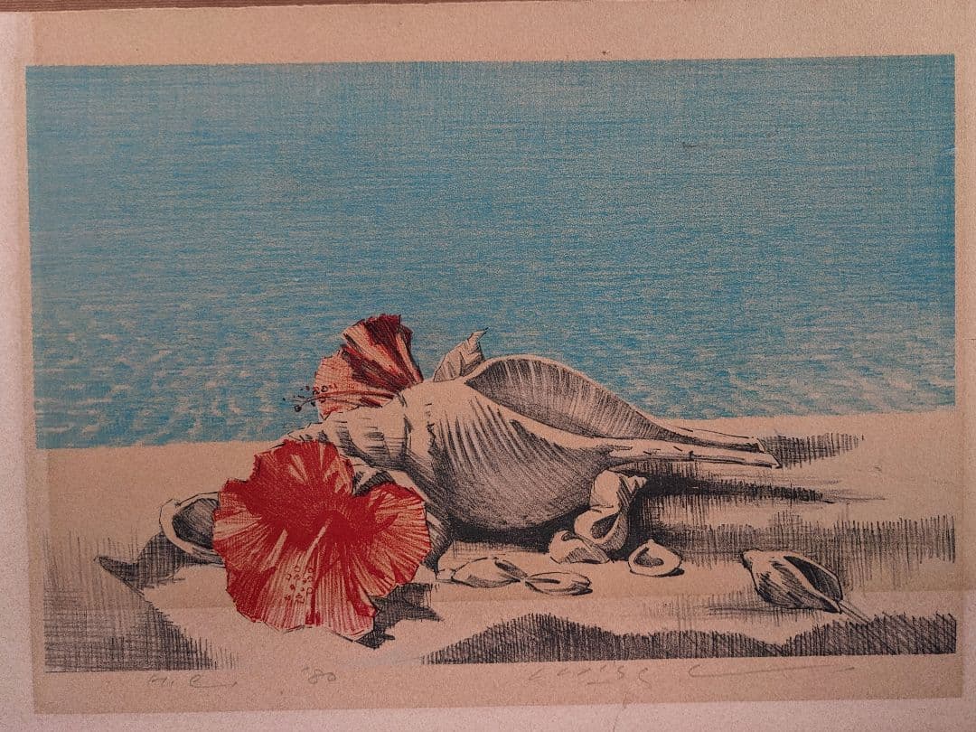 貝殻と赤い花のリトグラフ