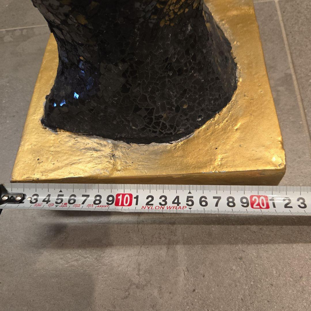 クロヒョウ　黒いオブジェ　 金色の台座付き 装飾品