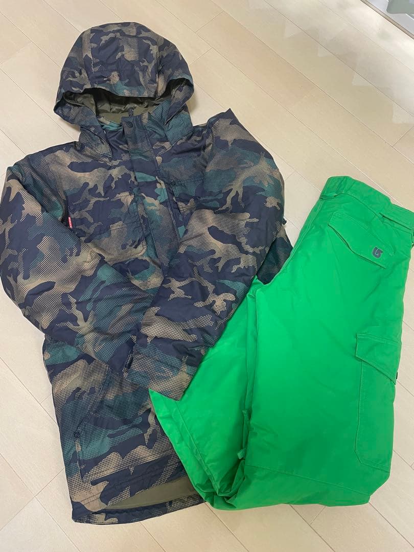 バートン　キッズ　迷彩フード付きウェアと緑色パンツセット