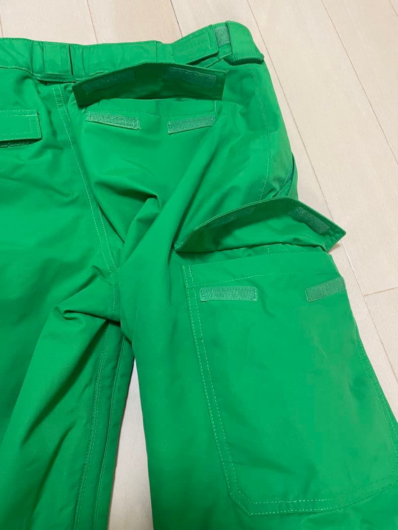 バートン　キッズ　迷彩フード付きウェアと緑色パンツセット