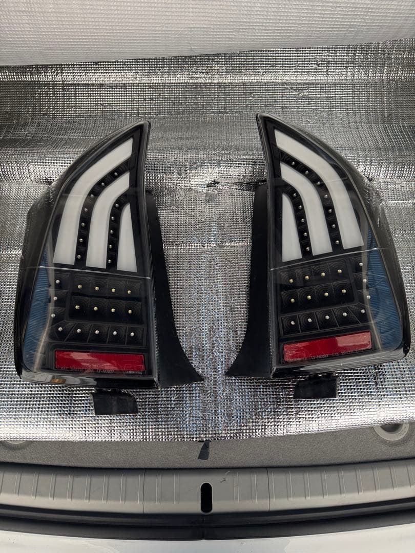 30プリウス クリスタルアイ 社外テールランプ