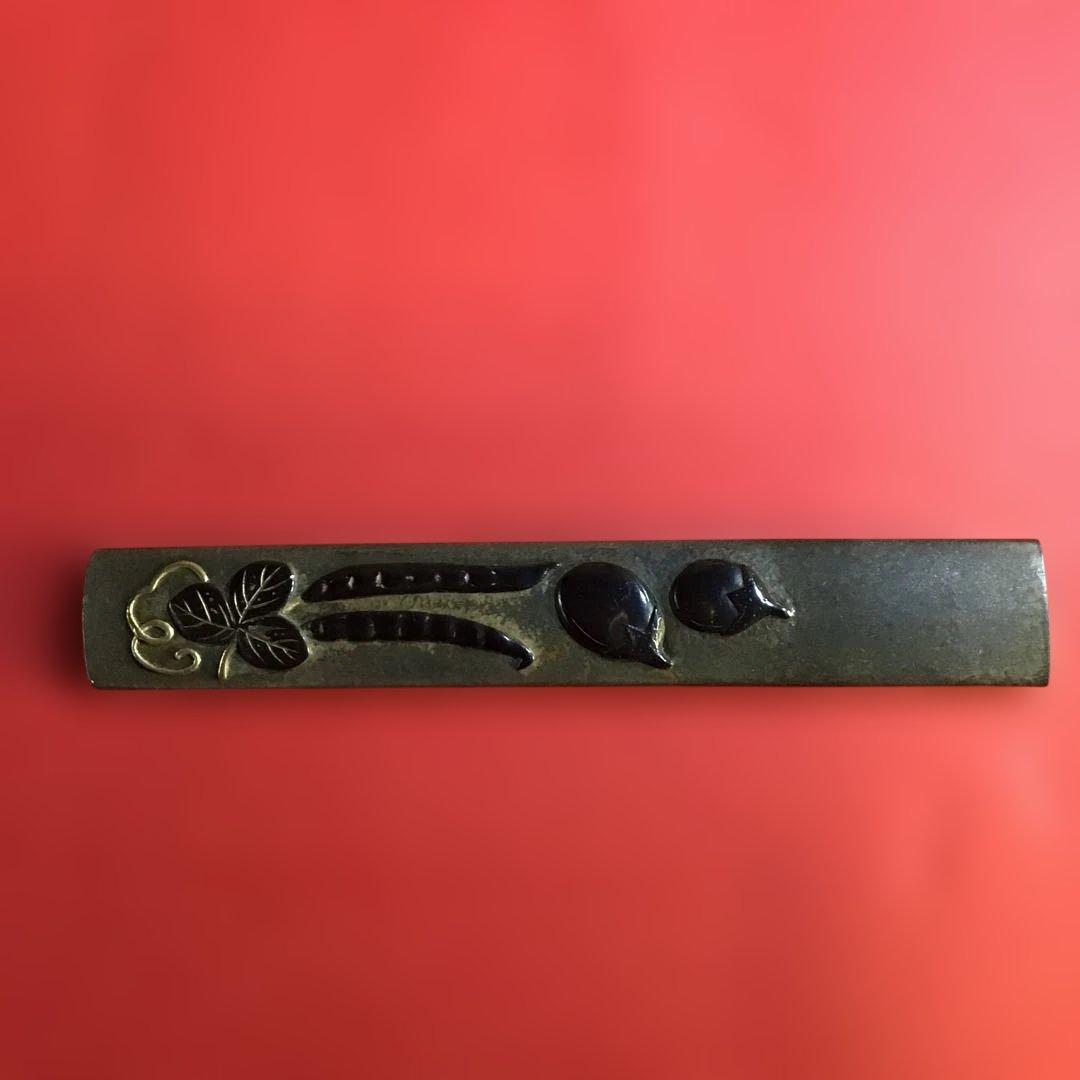 小柄　魚子地色絵高彫象嵌　藤花に茄子図柄　在銘