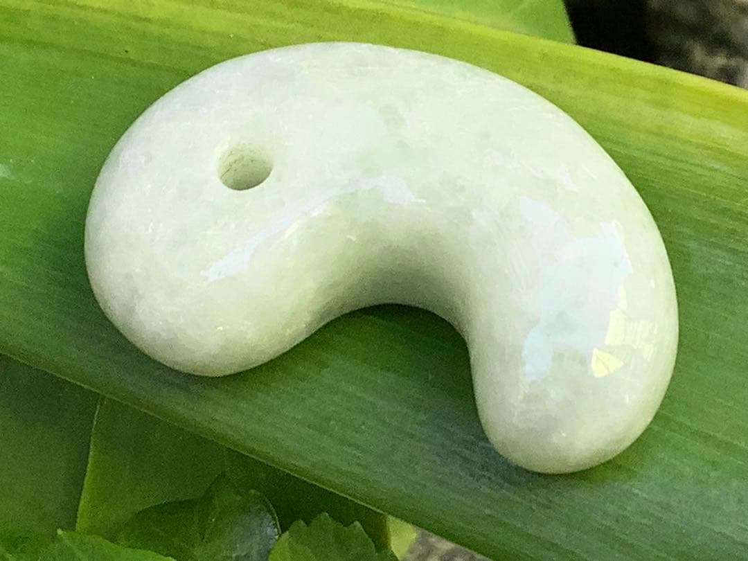 ✳一生物の守護石の高級勾玉を卸し値で‼️ 糸魚川翡翠　極上品　外部鑑定鑑別書付‼️