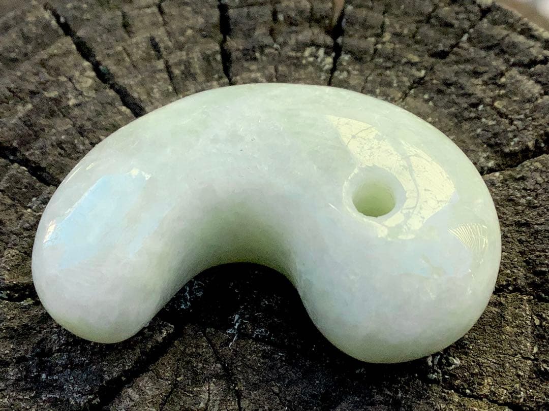 ✳一生物の守護石の高級勾玉を卸し値で‼️ 糸魚川翡翠　極上品　外部鑑定鑑別書付‼️