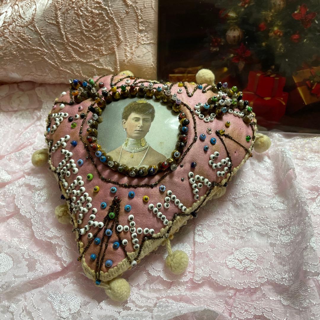 イギリス製アンティーク　１００年以上前のクリスマスプレゼント手作りピンクッション