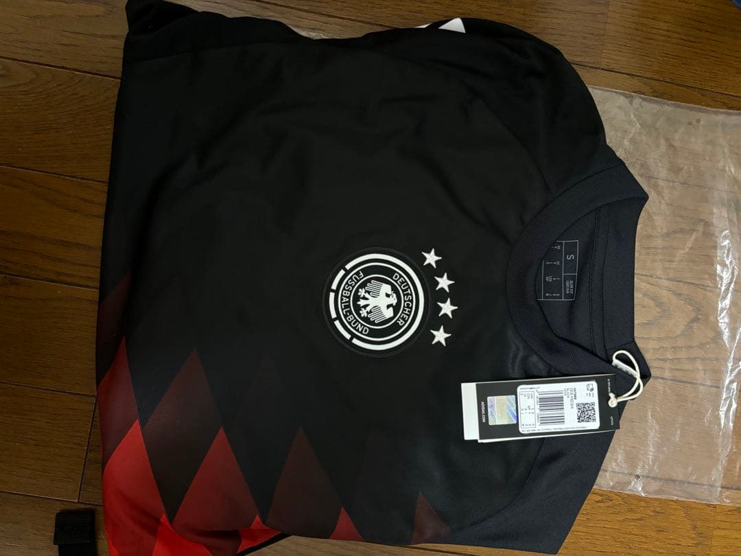 【新品タグ付き】サイズS ドイツ代表 プレマッチ ジャージー 2024