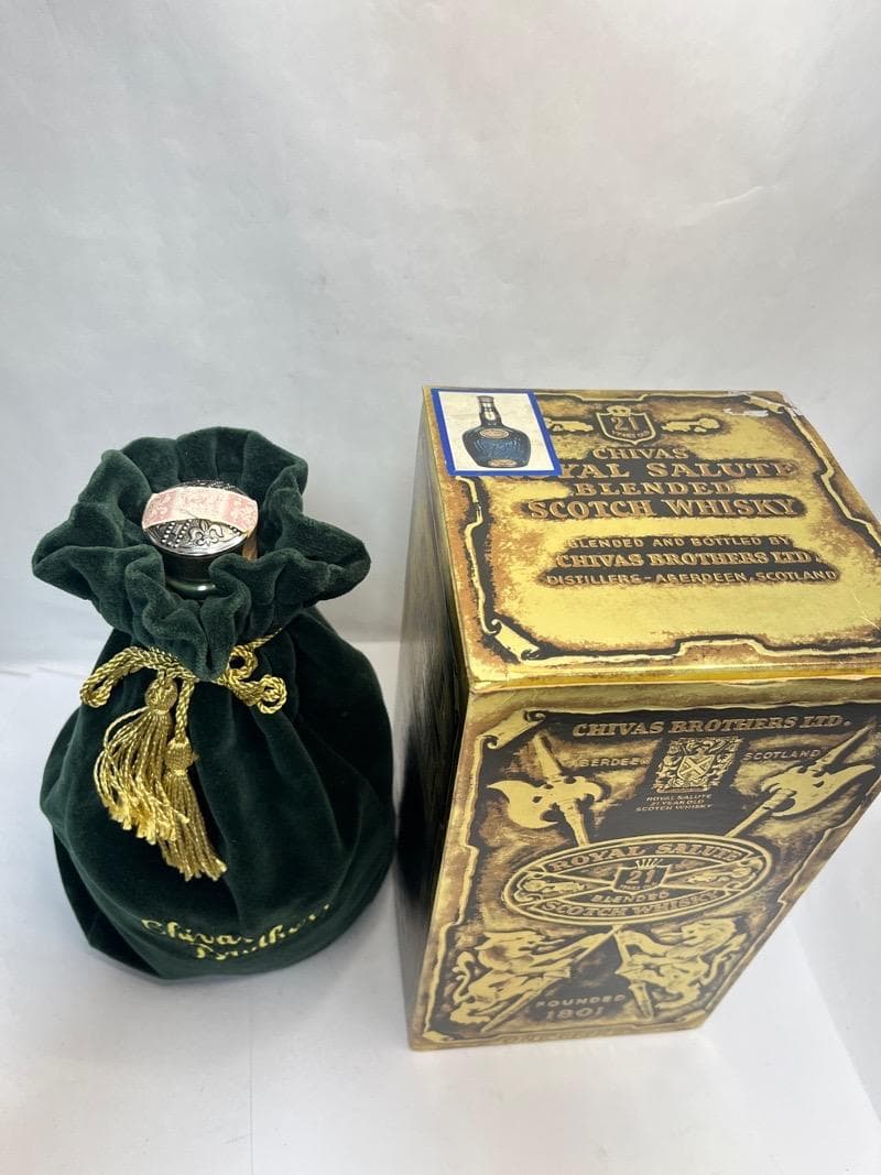 ロイヤルサルート21年　1L 43％　　緑陶器 1775g