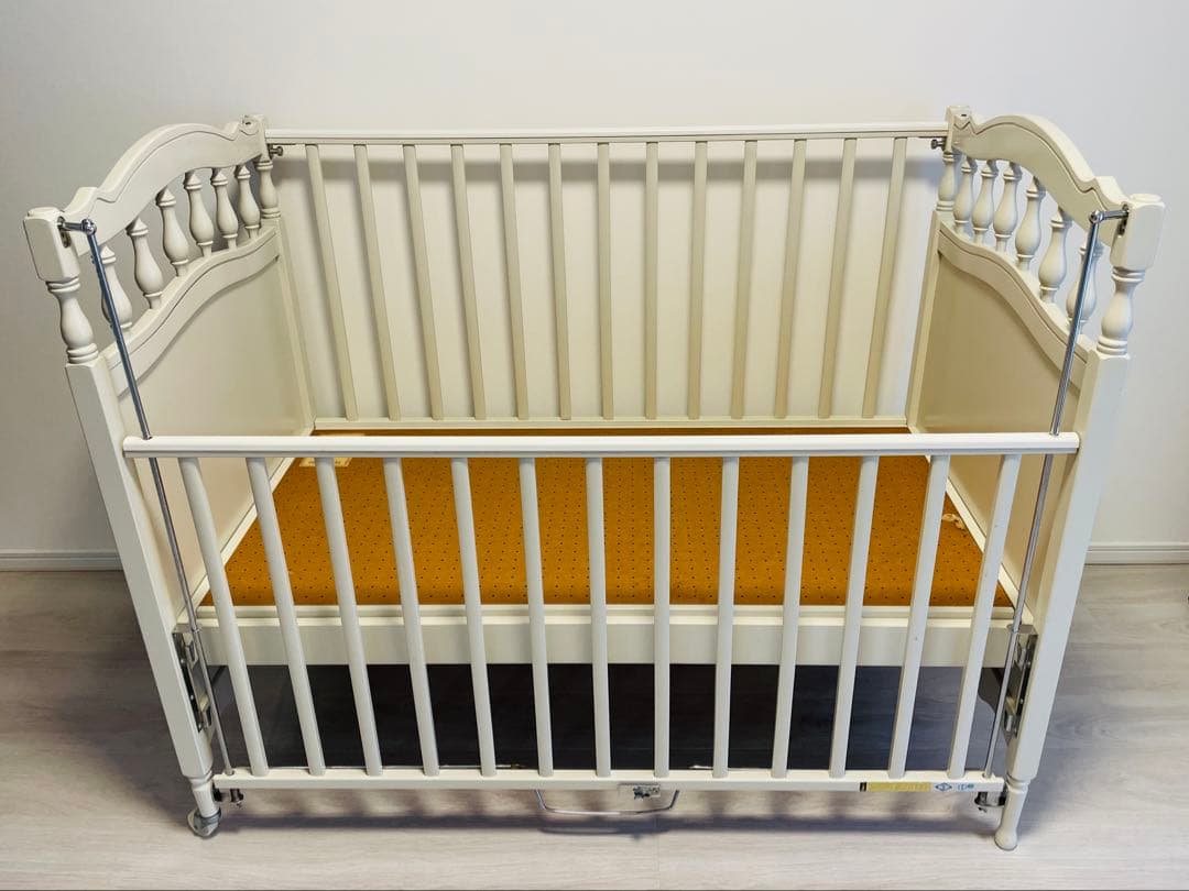 お値下げ！familiar ベビーベッド ファミちゃん絵柄