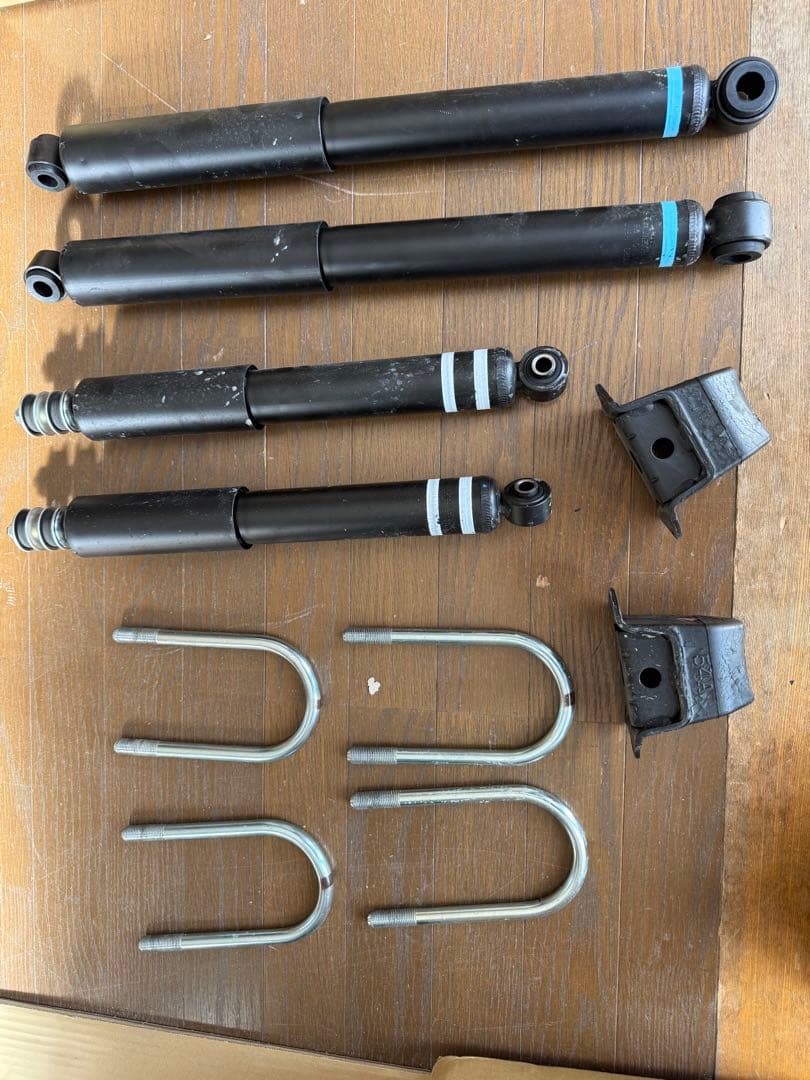 n*9様 大阪引取可能　ハイエース　ダークプライムs ショック　サス　サスペンシ