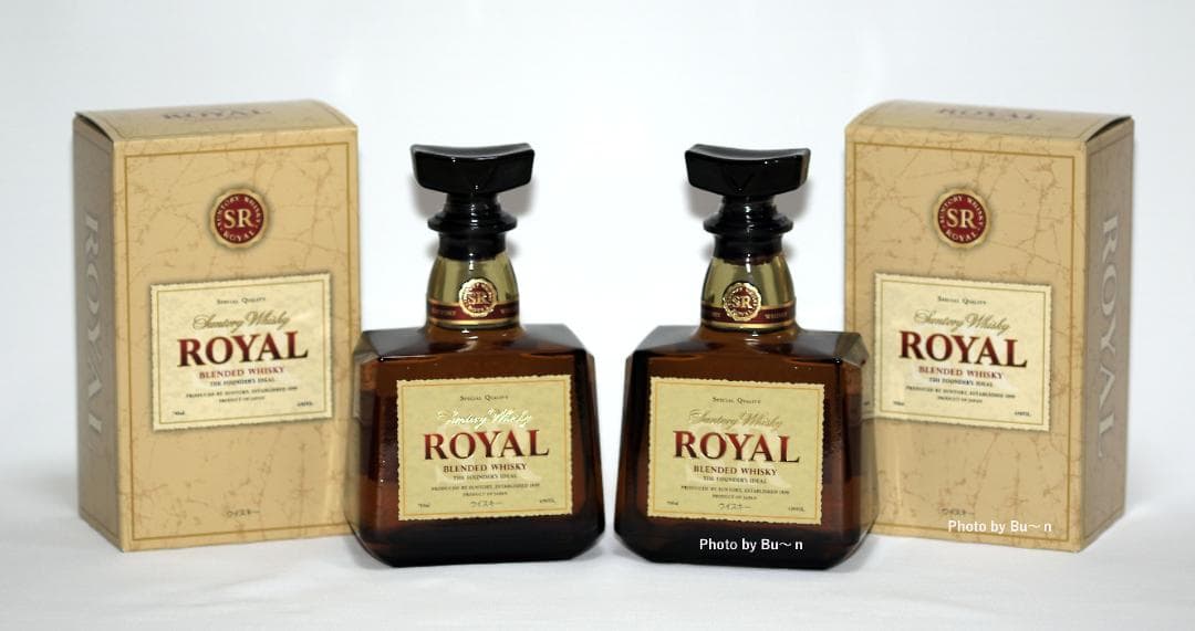 【SALE】ネオン街で輝く！　サントリー「ローヤル」７００㎖　２本