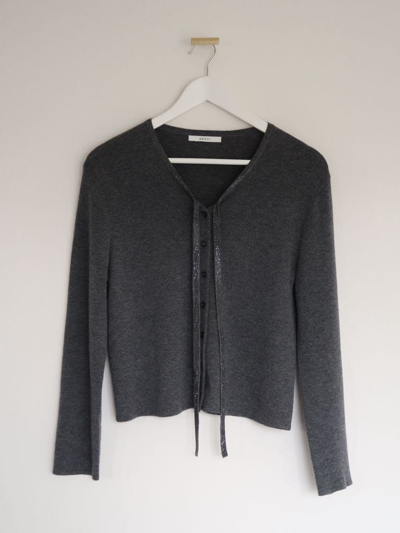 ANAYI 2025年 ステップビジューVネックカーディガン チャコールグレイ