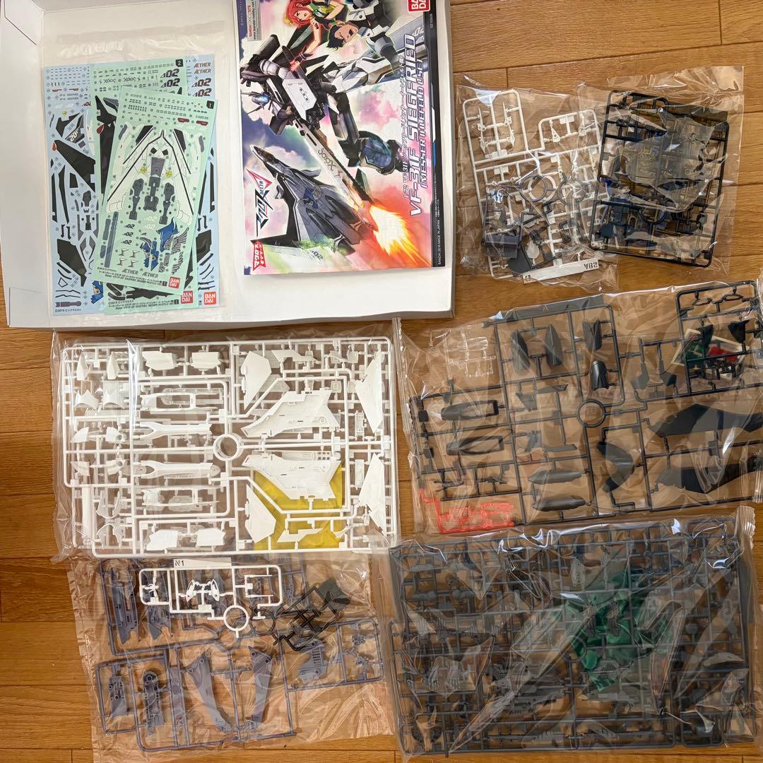 マクロスΔ 1/72VF-31F ジークフリード　メッサー　プラモデル　未組立