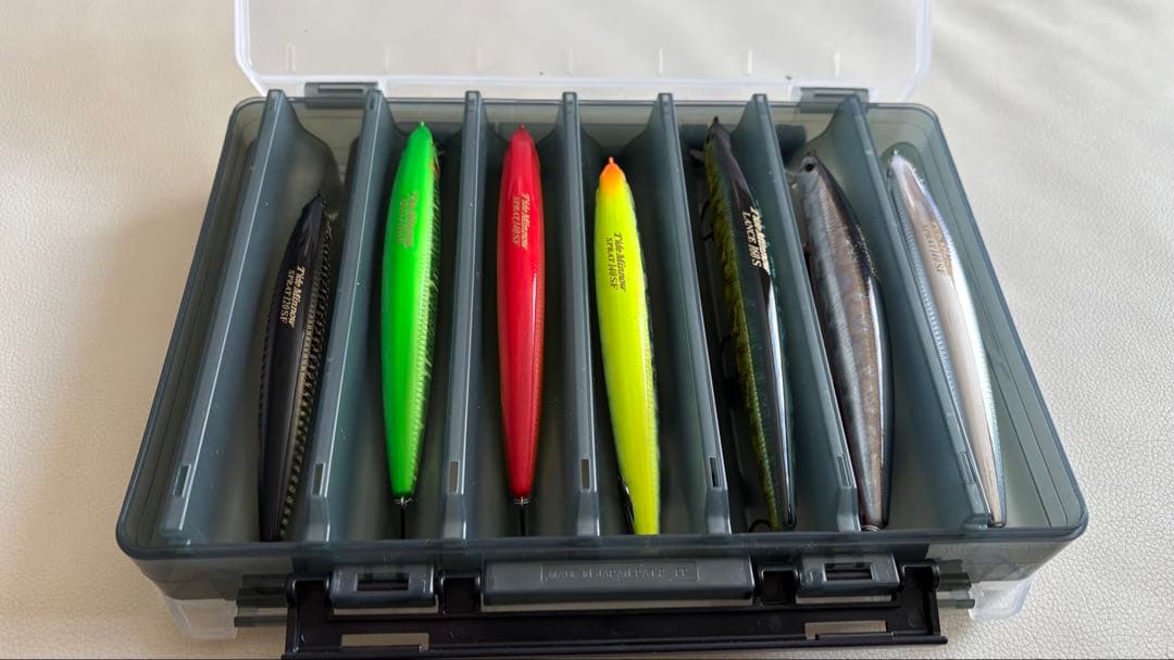 渓流　本流　湖　ルアー9個セット　トラウト　ケース付き　川釣り　湖釣り　海釣り