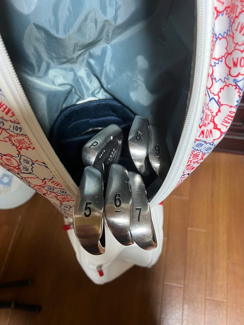 キスマーク ゴルフバッグとオノフのアイアンセットです5番6番7番8番9番pです。