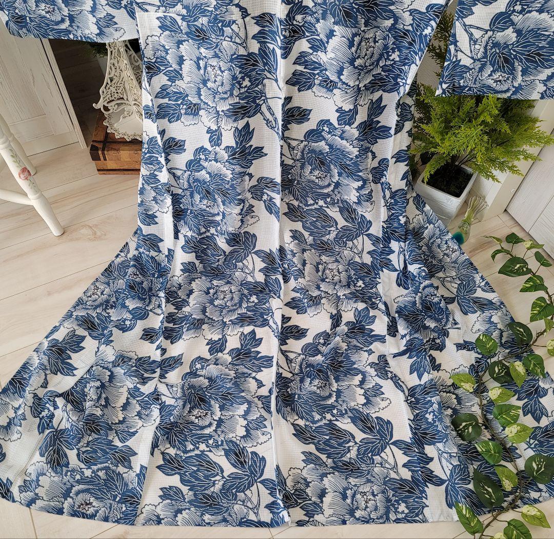 新品　竺仙　綿紅梅　風を吹かれる牡丹　白地にブルー