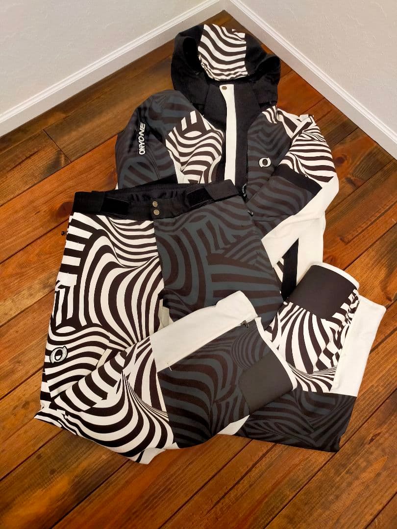 オンヨネ　ONYONE　ゼブラ柄 スキーウェア上下　サイズO
