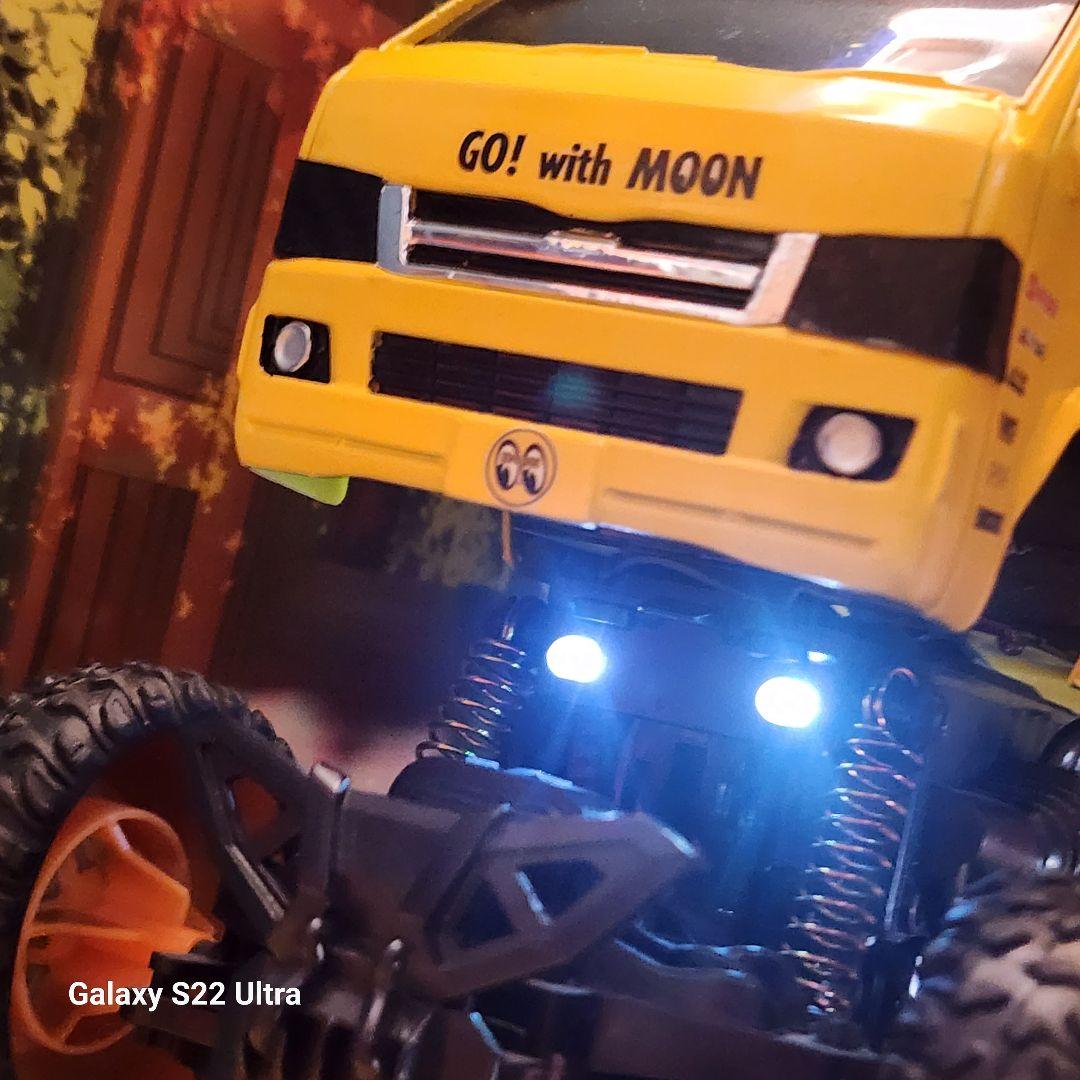 ハイリフト　ハイエースムーンアイズ、モンスタートラック風