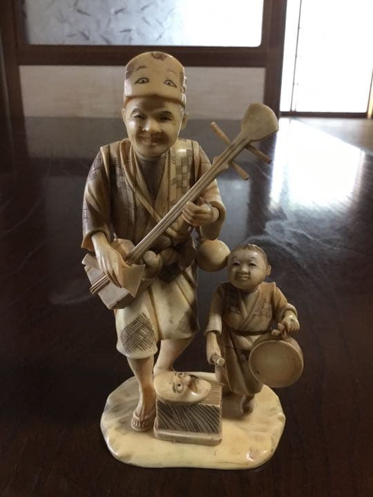 老人と子供の置物