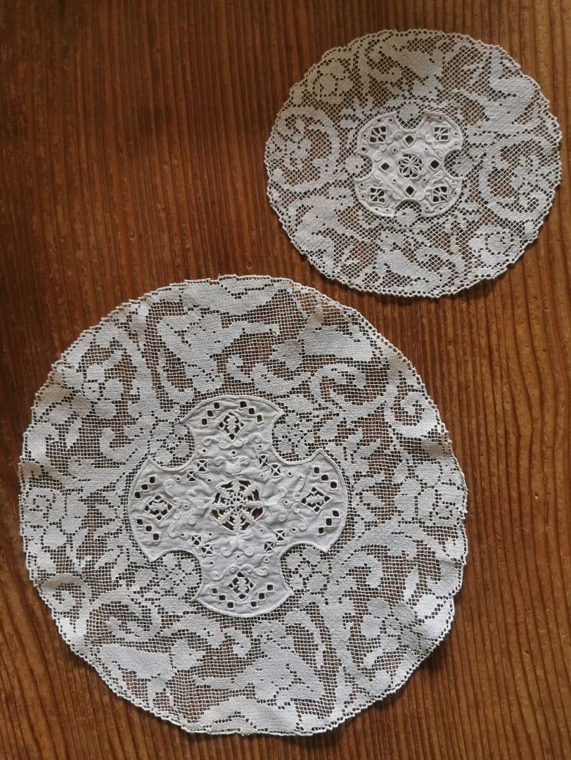 アンティーク 女神と犬のフィレレース レティセラプント刺繍リネンドイリーセット