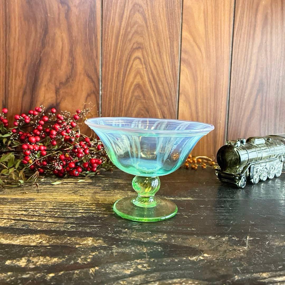 骨董　時代ガラス　希少　若草色　乳白色暈し　桃色千段巻き　氷コップ　ウラン