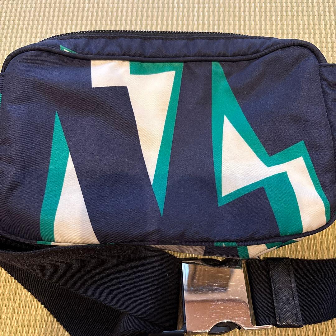 Prada ボディバッグ 稲妻模様