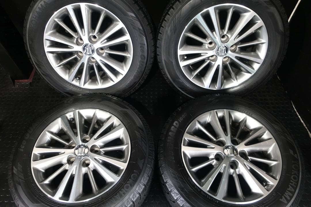 トヨタ純正 200系 クラウン ロイヤル 国産スタッドレス 215/60R16