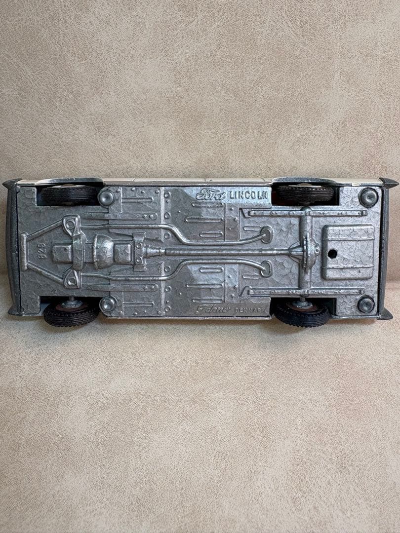 ヴィンテージミニカー　フォードリンカーン コンチネンタル 白　テクノ・デンマーク