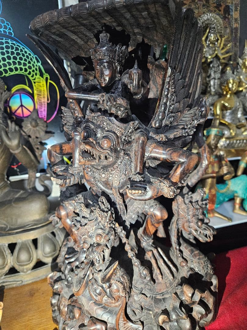 ヴィシュヌ神とガルーダの置物